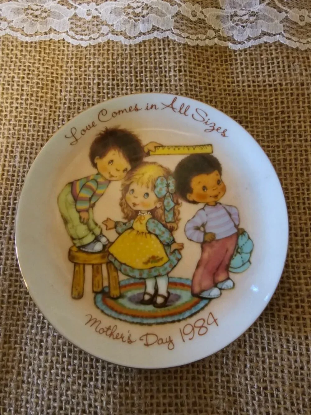 Avon Mother’s Day Plate LOVE COMES IN ALL SIZES 1984 5” Gold Tone Band